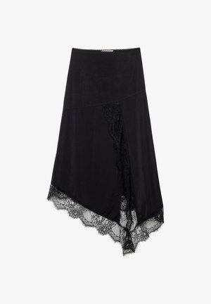 Jupe asymétrique noire avec bordure en dentelle le long de l'ourlet et un panneau vertical en dentelle sur un côté.