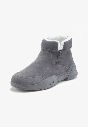 Halli suede pahklid on varustatud pehme valge voodriga, külgzipperiga ja tekstureeritud kummist tallaga, mis tagab haarde. Ümar varvas ja pehme kaela disain.