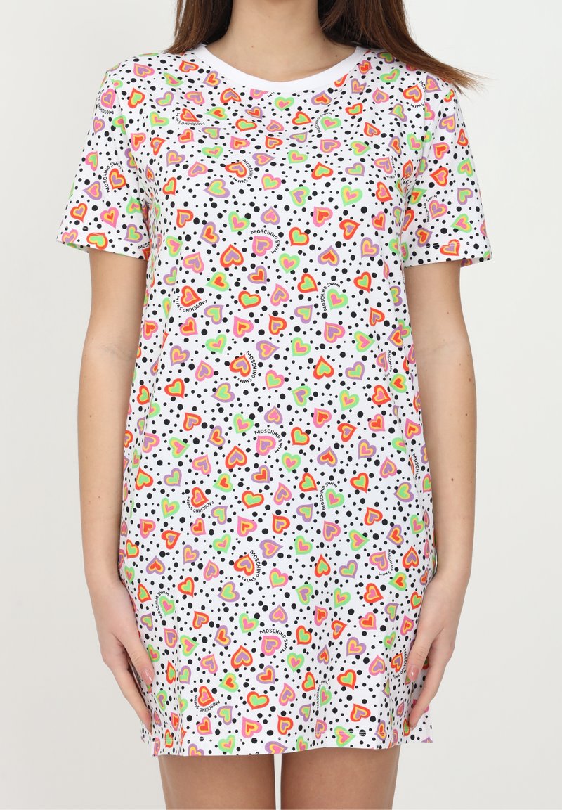 Wit jurkje met korte mouwen, bedekt met kleurrijke hartjes, stippen en merkemblemen. Zachte stof met een losse pasvorm, ronde halslijn en speels ontwerp.