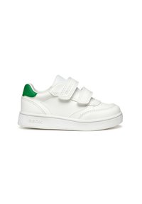 Baskets en cuir blanc avec accents verts, dotées de deux bandes Velcro, bout arrondi et semelle en caoutchouc texturée. Marque GEox visible sur le côté.