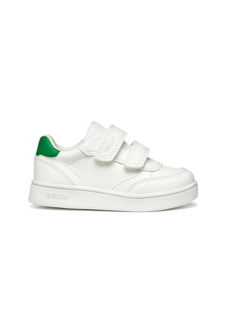 Baskets en cuir blanc avec accents verts, dotées de deux bandes Velcro, bout arrondi et semelle en caoutchouc texturée. Marque GEox visible sur le côté.