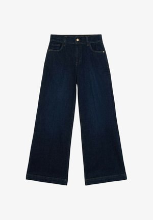 Tumma sininen leveälahkeinen farkku, jossa on napitus edessä, taskudetaileja ja sileä pinta.