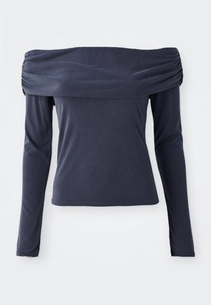Top lung cu mâneci lungi, de culoare albastru marin, cu umerii descoperiți, detalii cu plisare pe gulerul pliat și o siluetă ajustată.