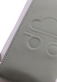 Artículo de cuero texturizado gris con diseño en relieve y acentos de color rosa claro, además de costuras blancas en contraste a lo largo del borde.