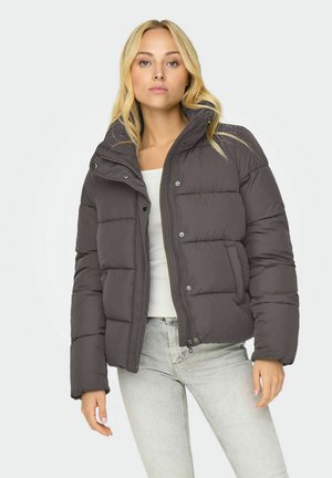 Grå pufferjacka med dragkedja fram, knappr embellissemang och hög krage. Har quiltade paneler och en något kortad design.