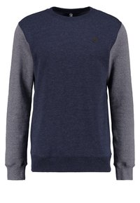 Granatowy sweatshirt z szarymi rękawami. Posiada okrągły dekolt oraz ściągacze na mankietach i dole. Zawiera małe logo na klatce piersiowej.
