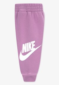 Μωβ φόρμα από μαλακό ύφασμα, με λευκό λογότυπο Nike. Ελαστική μέση και ριμπ μανσέτες στους αστραγάλους.