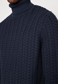 Selected Homme SLHBRAI CABLE ROLL NECK  - Strickpullover - sky captain
