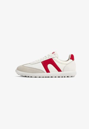 Zapatillas con parte superior de cuero blanco, acentos de cuero rojo y punta de ante gris, con suela redonda de goma blanca y diseño de cordones.
