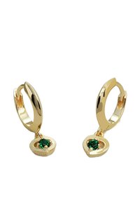 Guld hoops øreringe med en hjerteformet vedhæng, der har en grøn ædelsten som accent. Glat, blank finish med et sømløst design.