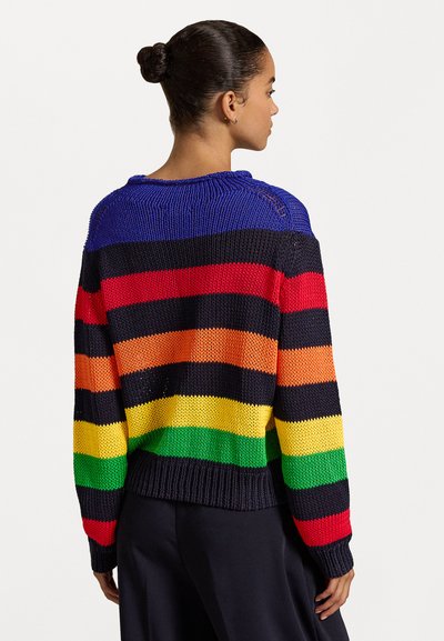 Pulover tricotat cu dungi orizontale multicolore în nuanțe de albastru, roșu, portocaliu, galben, verde și negru; manșete și margine ondulată.
