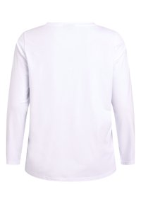 Ilga rankovė balta marškiniai su apvaliu iškirpimu ir lygiu, švelniu tekstūru. Paprastas dizainas, be matomų raštų ar akcentų.