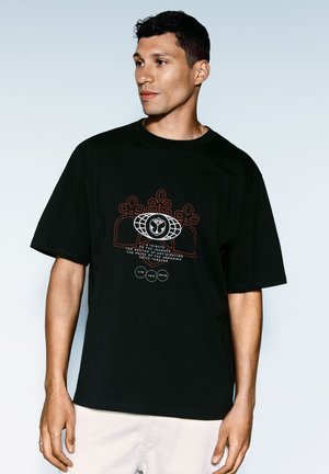 Tomorrowland Store, CARGO STAMP TSHIRT MEN BLACK - Print T-shirt - black