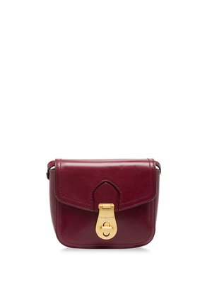 Piccola borsa a tracolla in pelle bordeaux con patta e chiusura con fibbia dorata al centro davanti.