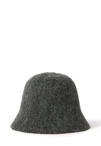 Sombrero de cubo gris de textura suave, con corona redondeada y ala ancha que se inclina hacia abajo. Diseño simple sin acentos adicionales.