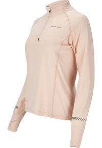 Helles rosa langärmliges Sportshirt mit einem 1/4-Reißverschluss-Kragen, reflektierenden Akzenten, flachen Nähten und Daumenlöchern an den Bündchen.