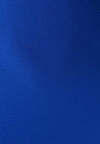 Pintakuviollinen sininen kangas, jossa on hienovarainen aaltoilukuosi. Materiaali vaikuttaa pehmeältä ja kevyeltä, sopii erilaisiin vaatteisiin.