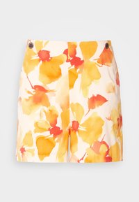 Shorts floreali con una base bianca e grandi motivi di fiori gialli e rossi in stile acquerello. Include un dettaglio sul bottone superiore e una texture liscia.