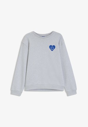 Grauer Sweatshirt mit langen Ärmeln, Rundhalsausschnitt und einem blauen herzförmigen Logo mit den Buchstaben "HGO" darin. Weicher, strukturierten Stoff.