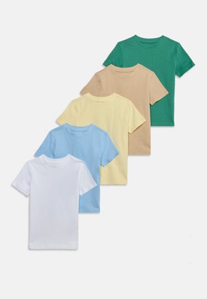 Cinq t-shirts unis à manches courtes et col rond en blanc, bleu clair, jaune pâle, beige et vert, disposés en chevauchement sur fond blanc.