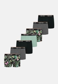 Seks herreboxershorts i ensfarvet sort, grå, lysegrøn og tropiske løvmønstre med sorte linninger mærket "PIER ONE."