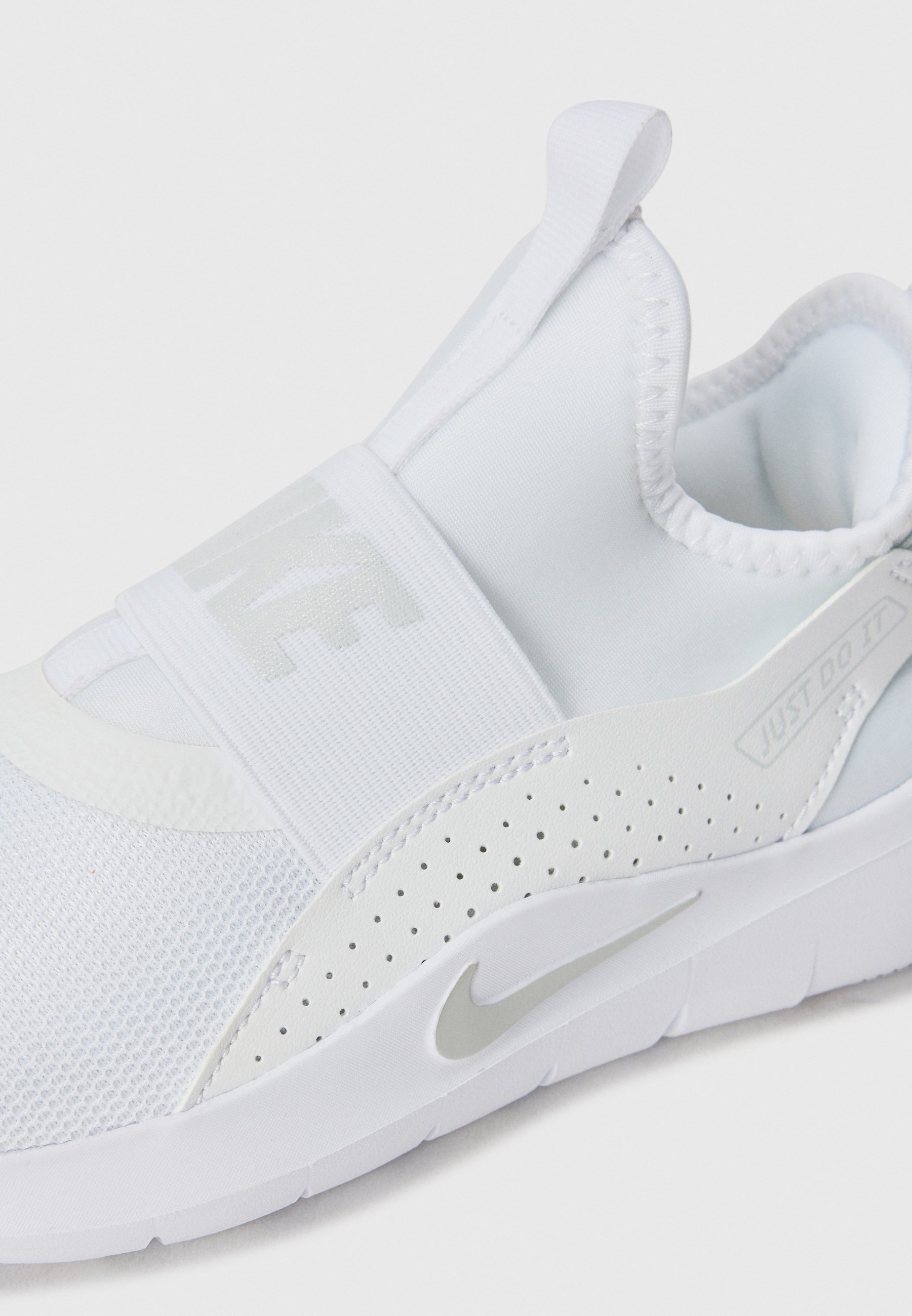 white nike flex runner