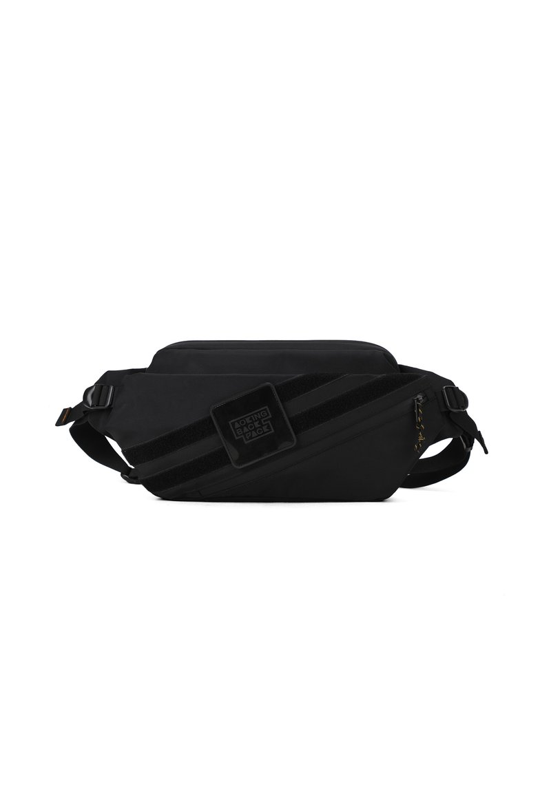 Borsa a tracolla nera di forma rettangolare, con una ampia tracolla regolabile, superfici testurizzate e una patch con il marchio. Comparto con cerniera visibile.