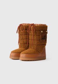 Brūni ziemas zābaki ar shearling tekstūru, ar ādas zoli un šņorēm, ar sānu kabatu un tekstu "LOVE MOSCHINO" un zelta sirds pogām.