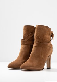 San Marina Botines de tacón - tan
