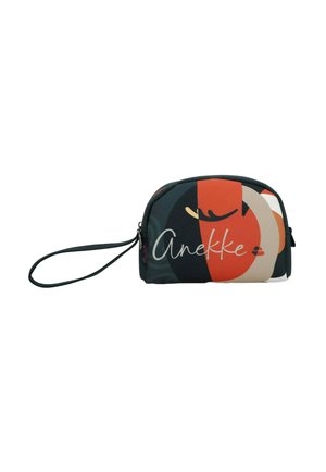 Pequeña bolsa con cremallera y asa para la muñeca, formas abstractas en negro, rojo, beige y blanco, con texto "Anekke" en el frente.