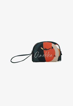 Pequeña bolsa con cremallera y asa para la muñeca, formas abstractas en negro, rojo, beige y blanco, con texto "Anekke" en el frente.