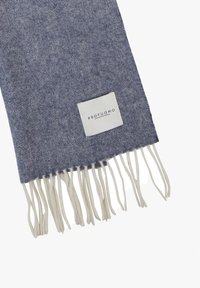 Blauer, gewebter Schal mit hellgrauen Fransen. Er hat eine rechteckige Form und ein markiertes weißes Etikett mit der Aufschrift "PROFUOMO."