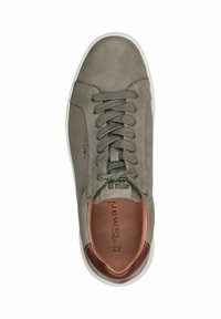 Grå lädersneaker med rund tå, texturerad ovandel, kontrasterande brun hälaccent och matchande grå snören. Vit gummisula.