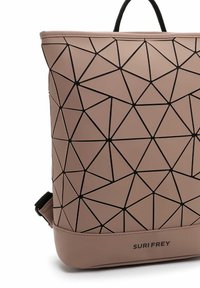 Rožinė geometriška kuprinė, pagaminta iš lygaus medžiagos su juodais akcentais. Yra tvirta rankena ir reguliuojamas peties diržas.