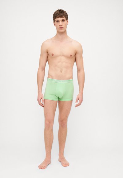 Grønne bomulds-boxershorts med en tætsiddende pasform, der har en kontrasterende waistband med teksten "Emporio Armani". Glat tekstur og enkelt design.