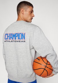 Champion RETRO SPORT CREWNECK BACKPRINT - Sudadera - grey