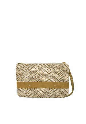 Pochette en tissu beige et marron à motifs avec un design géométrique en losange, bande horizontale en daim et bracelet ajustable pour poignet sur fond blanc.