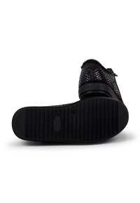 Schwarzer Schuh mit einem strukturierten Mesh-Obermaterial, ausgestattet mit einer glatten, abgerundeten Ferse und einer geriffelten Gummisohle. Leicht und schlank im Design.