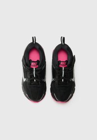 Čierne tenisky Nike Vomero 5 majú sieťovinový a syntetický zvršok, ružovú stielku a šedé akcenty, textúrovanú gumovú podrážku a šnurovanie.