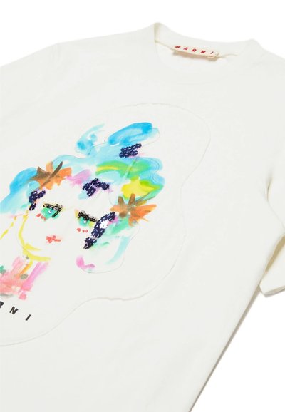 T-shirt en coton blanc mettant en avant un graphique de visage abstrait coloré avec des accents bleus, verts et roses. Nom de la marque "Marni" imprimé en bas.