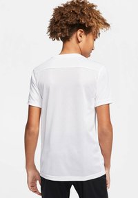 Maglietta atletica bianca a maniche corte con schiena in rete, scollatura rotonda e parte anteriore uniforme. Design minimalista, adatta per sport o abbigliamento casual.