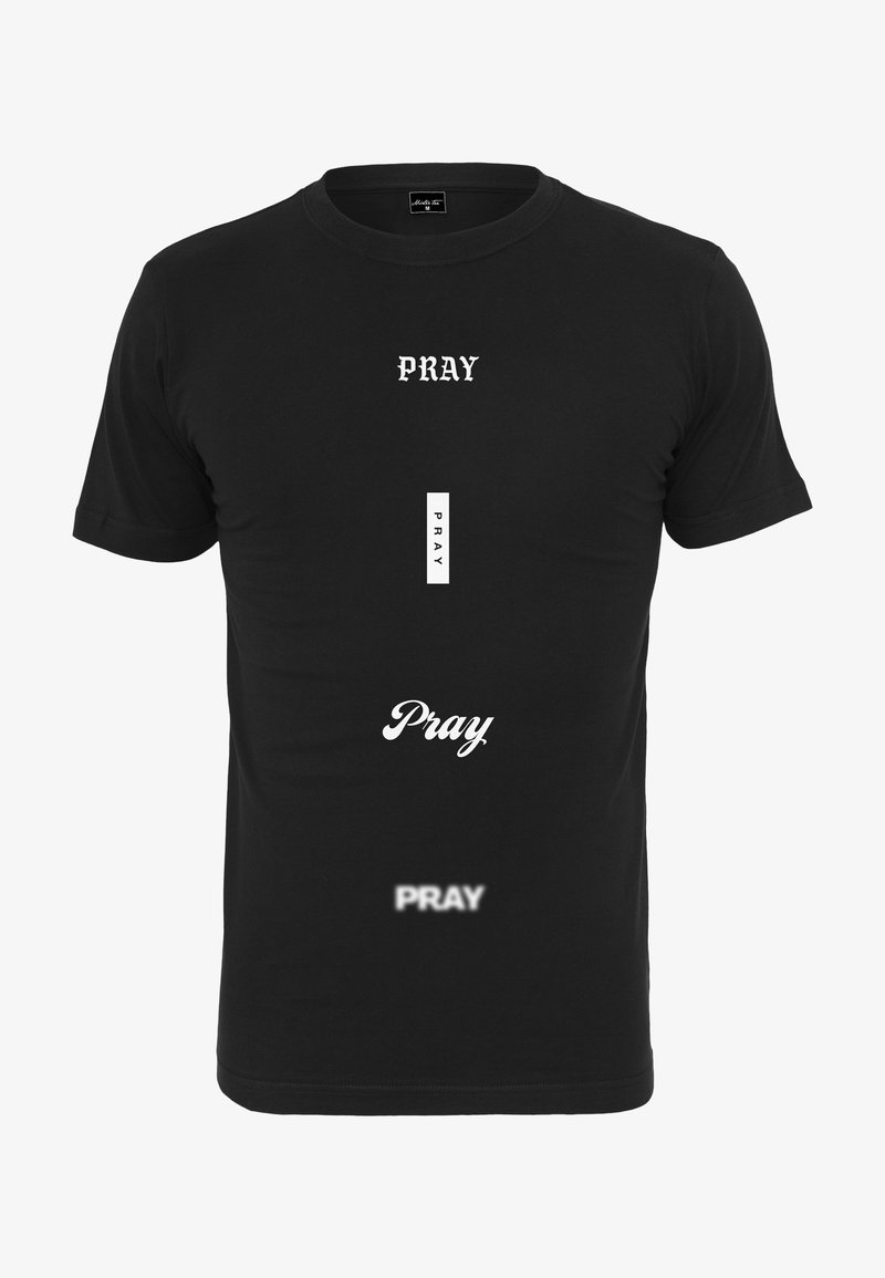 Czarna koszulka z krótkim rękawem. Na przodzie znajduje się słowo "PRAY" w różnych czcionkach i orientacjach, nadrukowane na biało.
