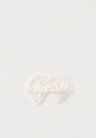 Biely falošný kožušinový ohrievač uší s hebkou textúrou, s trojuholníkovým tvarom a krémovo sfarbeným spodkom. Žiadne viditeľné kovanie ani vzory.