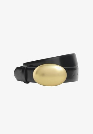 Cintura in pelle nera arrotolata con una grande fibbia ovale liscia color oro su sfondo bianco.