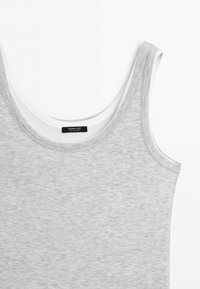 Lichtgrijze mouwloze geribde tanktop met een ronde hals en een klein zwart label in de kraag.