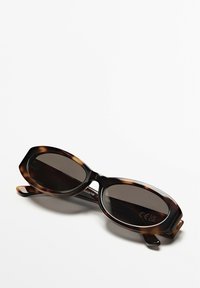 Hnědé želvovinové sluneční brýle obdélníkového tvaru, s tmavými skly a silnými obrubami. Mají jemné variace v barvě a textuře.