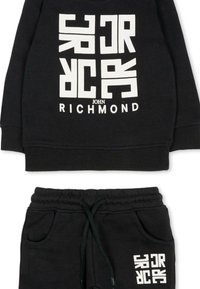 Sort sweatshirt og matchende joggers, begge med iøjnefaldende hvid skrift. Materialet ser blødt ud, med elastisk talje og lommer.
