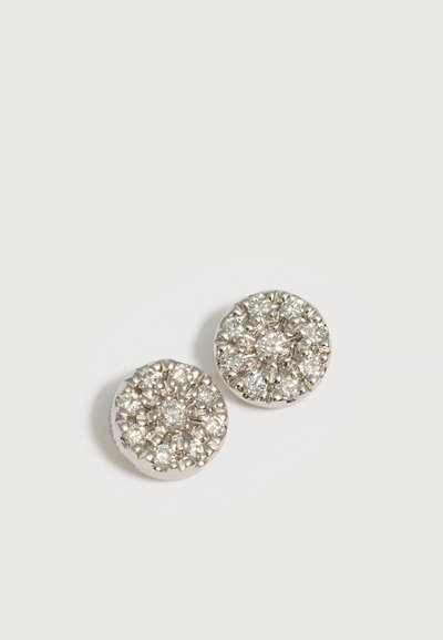 Boucles d'oreilles puces rondes en argent avec de petits pierres précieuses claires regroupées en motif floral sur fond blanc.