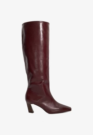 Knee-high, bordeaux lederen laars met een gladde textuur, spitse neus, en een gestapelde blokhak met horizontale groeven.