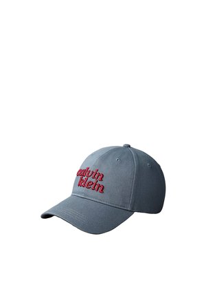 Niebieska czapka baseballowa z zakrzywionym daszkiem i czerwonym haftowanym logo "calvin klein" na przednim panelu.